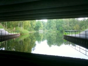 Autobahnbrücke vom Kanal aus