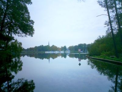 Schulzensee mit Kirche und Marina